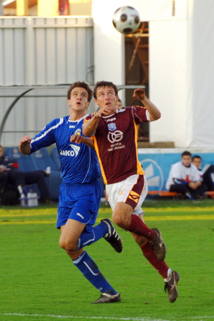 Zadar, 071109.
Nogomet, T- Com 1. HNL susret 14. kola Zadar – Varteks.
Na fotografiji: igrac Zadra Ivan Santini u borbi za loptu. 
Foto: Andrija Lucic / CROPIX