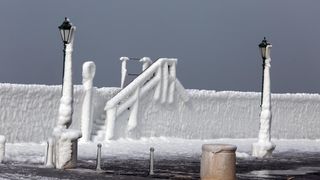 Zaleđeno more i čudesne ledene skulpture na senjskoj rivi