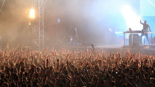 Zrce, 090711.
Na prvom hrvatskom Big Beach partyju na plazi Zrce nastupio je Fatboy Slim pred oko 10 tisuca posjetitelja. Fatboy Slim, DJ za siroke narodne mase. Svo vrijeme dvosatnog nastupa drzao je publiku u visokom ritmu tako da je ona svo vrijeme ple Zrce, 090711.
Na prvom hrvatskom Big Beach partyju na plazi Zrce nastupio je Fatboy Slim pred oko 10 tisuca posjetitelja. Fatboy Slim, DJ za siroke narodne mase. Svo vrijeme dvosatnog nastupa drzao je publiku u visokom ritmu tako da je ona svo vrijeme ple