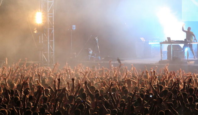 Zrce, 090711.
Na prvom hrvatskom Big Beach partyju na plazi Zrce nastupio je Fatboy Slim pred oko 10 tisuca posjetitelja. Fatboy Slim, DJ za siroke narodne mase. Svo vrijeme dvosatnog nastupa drzao je publiku u visokom ritmu tako da je ona svo vrijeme ple