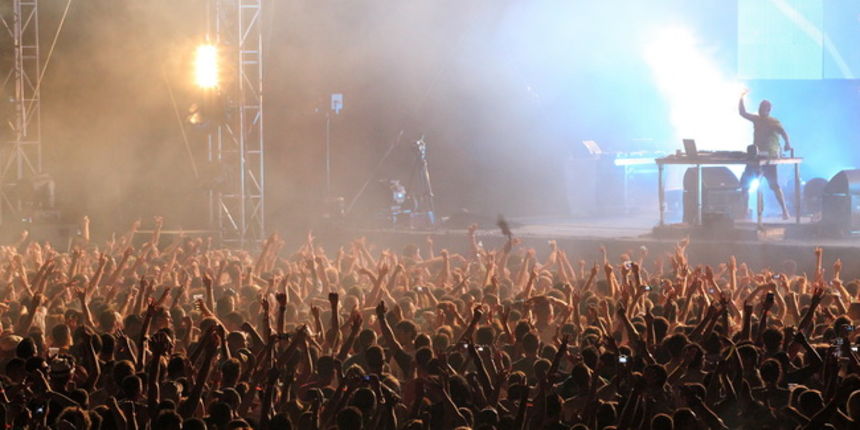 Zrce, 090711.
Na prvom hrvatskom Big Beach partyju na plazi Zrce nastupio je Fatboy Slim pred oko 10 tisuca posjetitelja. Fatboy Slim, DJ za siroke narodne mase. Svo vrijeme dvosatnog nastupa drzao je publiku u visokom ritmu tako da je ona svo vrijeme ple Zrce, 090711.
Na prvom hrvatskom Big Beach partyju na plazi Zrce nastupio je Fatboy Slim pred oko 10 tisuca posjetitelja. Fatboy Slim, DJ za siroke narodne mase. Svo vrijeme dvosatnog nastupa drzao je publiku u visokom ritmu tako da je ona svo vrijeme ple