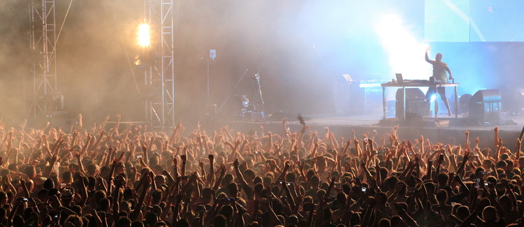 Zrce, 090711.
Na prvom hrvatskom Big Beach partyju na plazi Zrce nastupio je Fatboy Slim pred oko 10 tisuca posjetitelja. Fatboy Slim, DJ za siroke narodne mase. Svo vrijeme dvosatnog nastupa drzao je publiku u visokom ritmu tako da je ona svo vrijeme ple Zrce, 090711.
Na prvom hrvatskom Big Beach partyju na plazi Zrce nastupio je Fatboy Slim pred oko 10 tisuca posjetitelja. Fatboy Slim, DJ za siroke narodne mase. Svo vrijeme dvosatnog nastupa drzao je publiku u visokom ritmu tako da je ona svo vrijeme ple