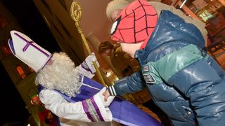 Sv. Nikola s Krampusom i Vilenjakom zabavljao djecu od Kampo Kaštela do Trga Petra Zoranića Sv. Nikola s Krampusom i Vilenjakom zabavljao djecu od Kampo Kaštela do Trga Petra Zoranića