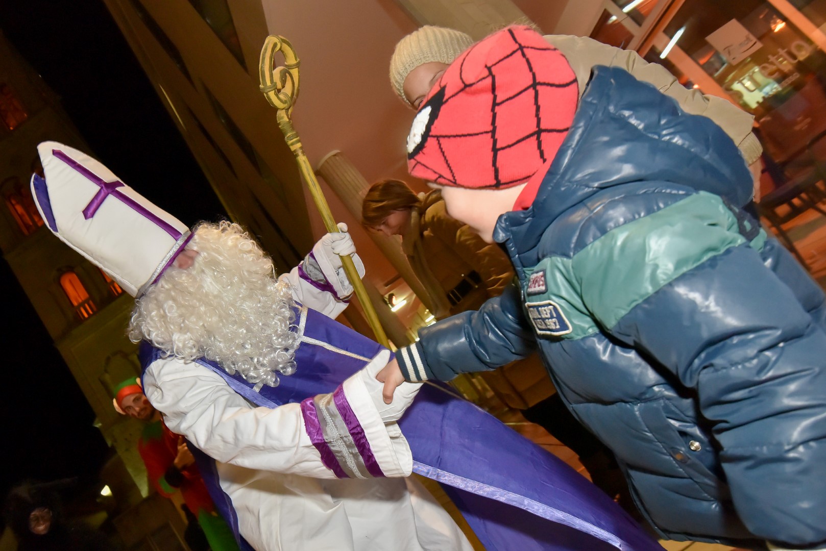 Sv. Nikola s Krampusom i Vilenjakom zabavljao djecu od Kampo Kaštela do Trga Petra Zoranića Sv. Nikola s Krampusom i Vilenjakom zabavljao djecu od Kampo Kaštela do Trga Petra Zoranića