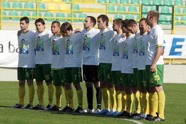 Pula,020411.
Prva HNL na stadionu Aldo Dorsina u Puli izmedju NK Istra 1961 i NK Zadar.
 Prva utakmica Igora Pamica otkako je ponovo trener Istre. Na fotografiji: Povodom godisnjice smrti Hrvoja Custica igraci su na teren izisli sa majicama na kojima je o