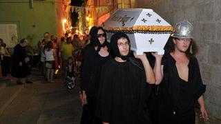 Pag, 280712. 
Pazani i njihovi gosti ove su godine odrzali dvije karnevalske veceri i na kraju spalili mesopusta Marka i bacili ga s mosta u more. Neizostavni dio paskog karnevala je pasko kolo. Izmedju dva svjetska rata (1924. godine) zadarski glazbenik