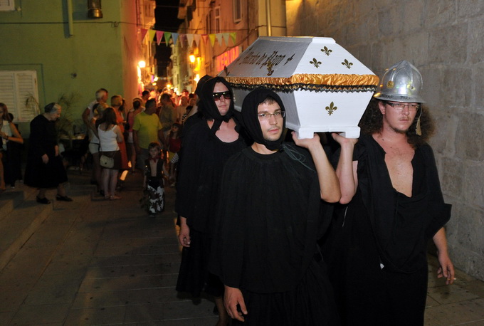 Pag, 280712. 
Pazani i njihovi gosti ove su godine odrzali dvije karnevalske veceri i na kraju spalili mesopusta Marka i bacili ga s mosta u more. Neizostavni dio paskog karnevala je pasko kolo. Izmedju dva svjetska rata (1924. godine) zadarski glazbenik