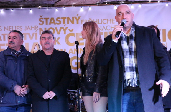 Virani 2016. godinu dočekali uz Lidiju Bačić, Leteći odred i spektakularan vatromet Virani 2016. godinu dočekali uz Lidiju Bačić, Leteći odred i spektakularan vatromet