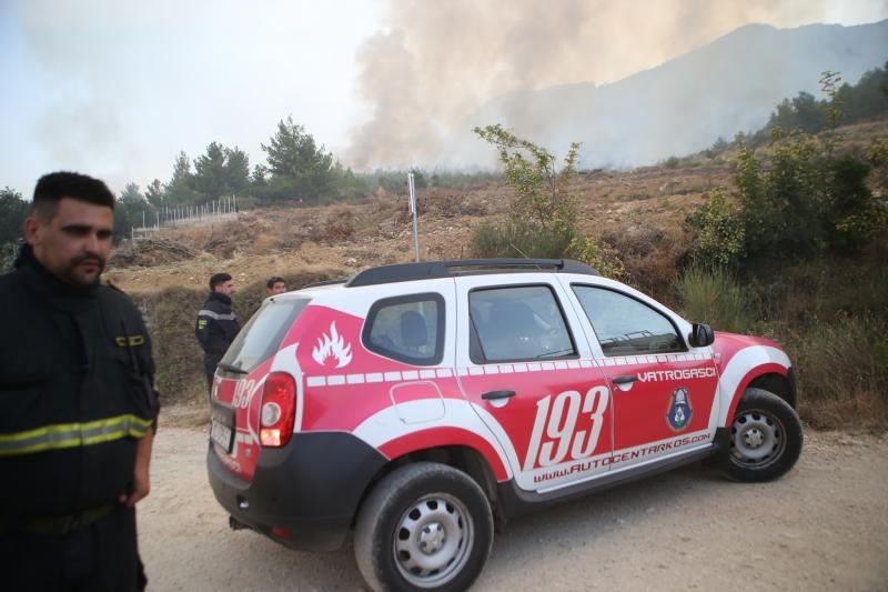 Podstrana u dimu, požar gasi i kanader Podstrana u dimu, požar gasi i kanader