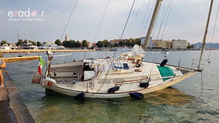 Jedrilica se nasukala uz Obalu kneza Trpimira Jedrilica se nasukala uz Obalu kneza Trpimira