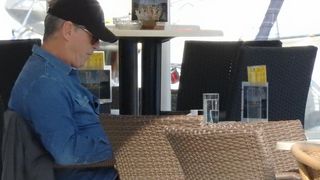 Pierce Brosnan prije isplovljavanja popio kavu i fotografirao se s obožavateljicom Pierce Brosnan prije isplovljavanja popio kavu i fotografirao se s obožavateljicom