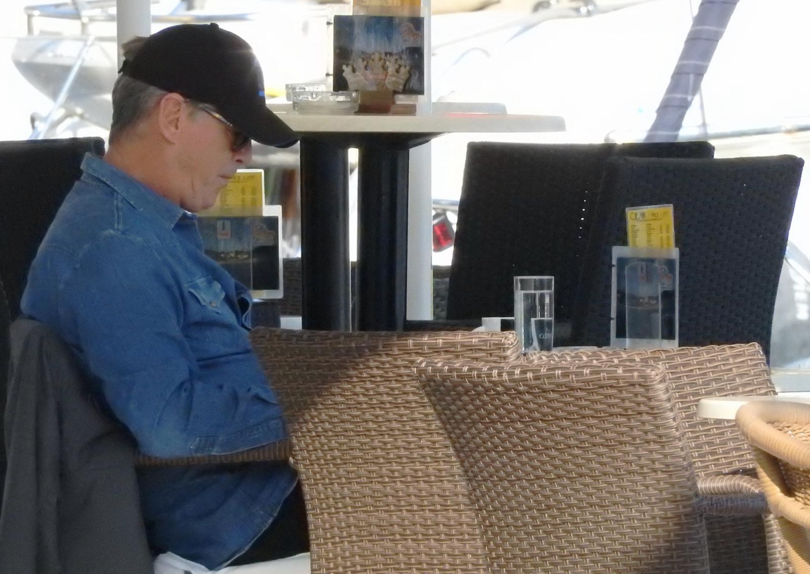 Pierce Brosnan prije isplovljavanja popio kavu i fotografirao se s obožavateljicom Pierce Brosnan prije isplovljavanja popio kavu i fotografirao se s obožavateljicom