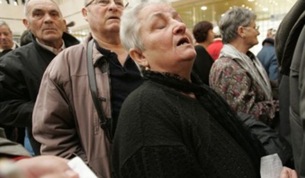 Umirovljenici u redu za božićnice (foto: Jakov Prkić / CROPIX)