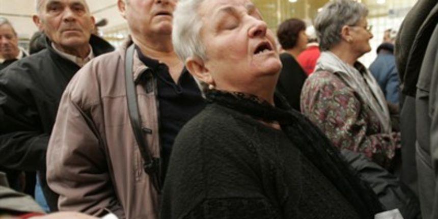 Umirovljenici u redu za božićnice (foto: Jakov Prkić / CROPIX)