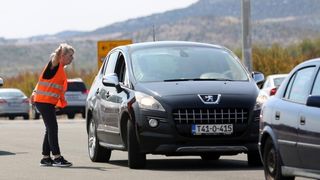 Zbog požara zatvorena autocesta A1 kod Pirovca: Neki vozači se okretali i vozili u suprotnom smjeru Zbog požara zatvorena autocesta A1 kod Pirovca: Neki vozači se okretali i vozili u suprotnom smjeru