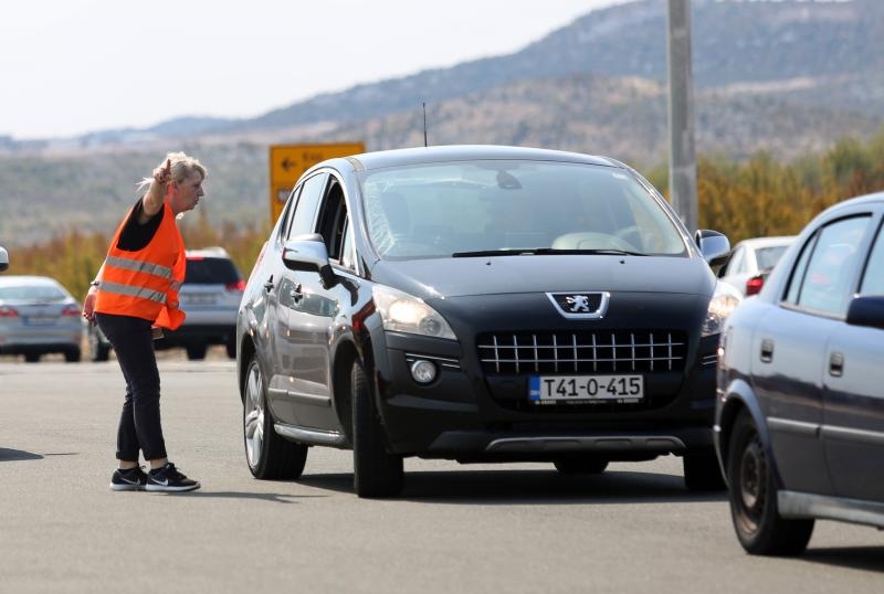 Zbog požara zatvorena autocesta A1 kod Pirovca: Neki vozači se okretali i vozili u suprotnom smjeru Zbog požara zatvorena autocesta A1 kod Pirovca: Neki vozači se okretali i vozili u suprotnom smjeru
