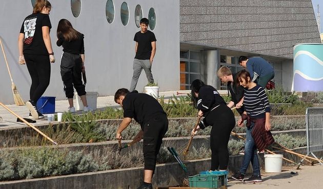 Vrijedne ruke: Učenici iz Poljoprivredne škole Stanka Ožanića na Višnjiku uređivali okoliš