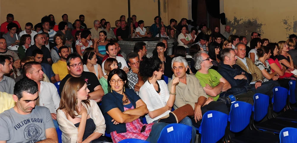 Zadar, 28.07.2011. snimio: Nenad Marčev
HIP HOP – JAZZ
SASKIA LAROO PROJECT (NL-USA-CRO- ITALY)
Saskia Laroo – trumpet, vocal
Warren Byrd – keyboards, vocal
MC Stewlocks Andy Ninvalle – rap, vocal
Daniel Guelli – bass guitar
Sin Banović – dr Zadar, 28.07.2011. snimio: Nenad Marčev
HIP HOP – JAZZ
SASKIA LAROO PROJECT (NL-USA-CRO- ITALY)
Saskia Laroo – trumpet, vocal
Warren Byrd – keyboards, vocal
MC Stewlocks Andy Ninvalle – rap, vocal
Daniel Guelli – bass guitar
Sin Banović – dr