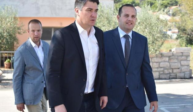 Tisno – Premijer Zoran Milanovic u drustvu ministra Branka Grcica otvorio Djecji vrtic i jaslice Spuzvica. 6 milijuna kuna vrijedan projekt koji je s 80 posto novca financiran iz EIB programa Europske unije, a ostatak je pokrila Klarinova Opcina Tisno. Na