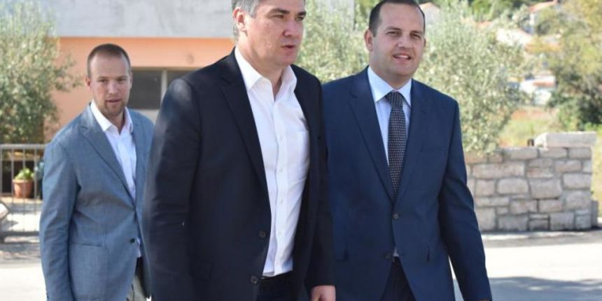 Tisno – Premijer Zoran Milanovic u drustvu ministra Branka Grcica otvorio Djecji vrtic i jaslice Spuzvica. 6 milijuna kuna vrijedan projekt koji je s 80 posto novca financiran iz EIB programa Europske unije, a ostatak je pokrila Klarinova Opcina Tisno. Na