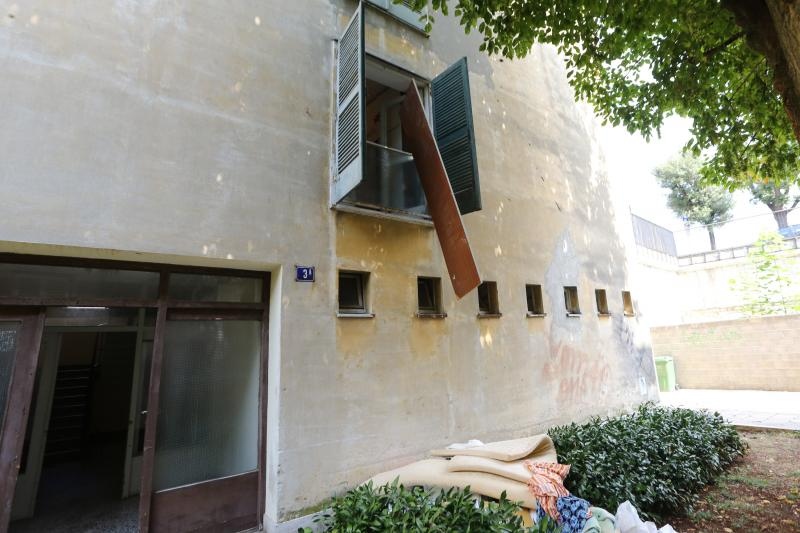 Podstanari uočili zmiju u stanu, nisu je pronašli pa su sav namještaj izbacili, foto: Filip Brala/PIXSELL Podstanari uočili zmiju u stanu, nisu je pronašli pa su sav namještaj izbacili, foto: Filip Brala/PIXSELL