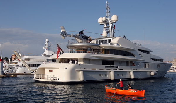 Zadar, 110711.
Luksuzna jahta Anna dugacka 67 metara  u vecernjim satima uplovila je u Zadarsku luku.Na sebi nosi i helikopter.
Foto : Vladimir Ivanov / CROPIX