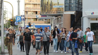 Zadar, 230912
Dvorana Jazine.
Humanitarna utakmica “Za Stephanie smo vratili kosarku u Jazine” na kojoj su nastupile brojne bivse zvijezde KK Zadra poput Dina Radje, Arijana Komazeca, Gordana Giriceka i drugih.
Na fotografiji: ljudi su u kolonama stizali Zadar, 230912
Dvorana Jazine.
Humanitarna utakmica “Za Stephanie smo vratili kosarku u Jazine” na kojoj su nastupile brojne bivse zvijezde KK Zadra poput Dina Radje, Arijana Komazeca, Gordana Giriceka i drugih.
Na fotografiji: ljudi su u kolonama stizali