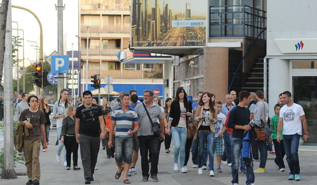 Zadar, 230912
Dvorana Jazine. 
Humanitarna utakmica “Za Stephanie smo vratili kosarku u Jazine” na kojoj su nastupile brojne bivse zvijezde KK Zadra poput Dina Radje, Arijana Komazeca, Gordana Giriceka i drugih.
Na fotografiji: ljudi su u kolonama stizali