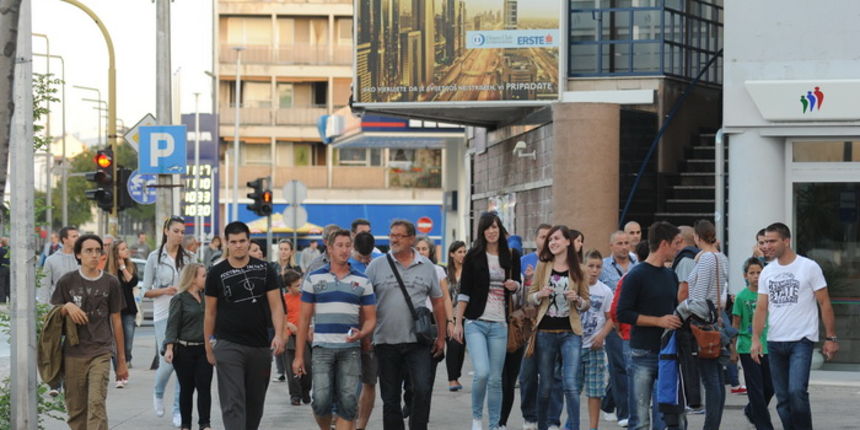 Zadar, 230912
Dvorana Jazine.
Humanitarna utakmica “Za Stephanie smo vratili kosarku u Jazine” na kojoj su nastupile brojne bivse zvijezde KK Zadra poput Dina Radje, Arijana Komazeca, Gordana Giriceka i drugih.
Na fotografiji: ljudi su u kolonama stizali Zadar, 230912
Dvorana Jazine.
Humanitarna utakmica “Za Stephanie smo vratili kosarku u Jazine” na kojoj su nastupile brojne bivse zvijezde KK Zadra poput Dina Radje, Arijana Komazeca, Gordana Giriceka i drugih.
Na fotografiji: ljudi su u kolonama stizali