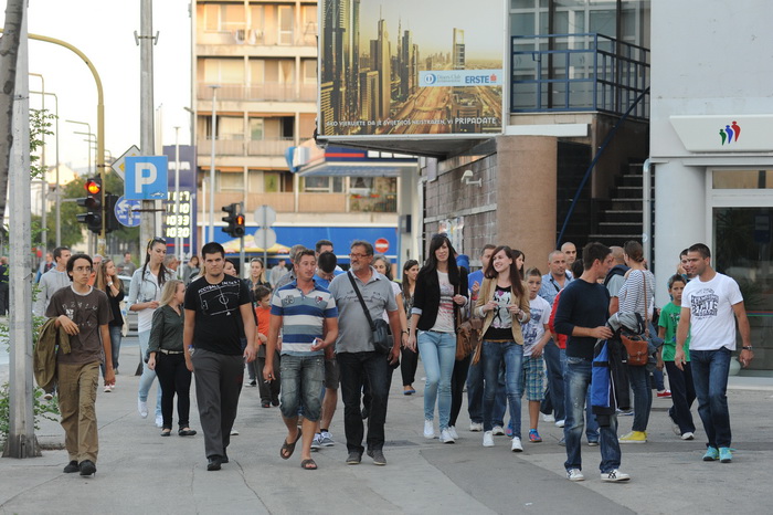 Zadar, 230912
Dvorana Jazine.
Humanitarna utakmica “Za Stephanie smo vratili kosarku u Jazine” na kojoj su nastupile brojne bivse zvijezde KK Zadra poput Dina Radje, Arijana Komazeca, Gordana Giriceka i drugih.
Na fotografiji: ljudi su u kolonama stizali Zadar, 230912
Dvorana Jazine.
Humanitarna utakmica “Za Stephanie smo vratili kosarku u Jazine” na kojoj su nastupile brojne bivse zvijezde KK Zadra poput Dina Radje, Arijana Komazeca, Gordana Giriceka i drugih.
Na fotografiji: ljudi su u kolonama stizali