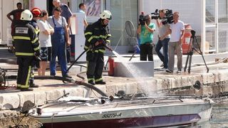 Oko 14 sati na benzinskoj stanici na Branimirovoj obali izbio je požar na gliseru. Požar su ugasili vatrogasci, a gliser je u potpunosti uništen. Photo: Dino Stanin/PIXSELL