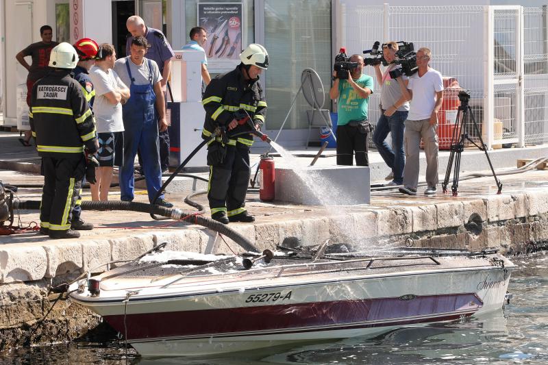 Oko 14 sati na benzinskoj stanici na Branimirovoj obali izbio je požar na gliseru. Požar su ugasili vatrogasci, a gliser je u potpunosti uništen. Photo: Dino Stanin/PIXSELL