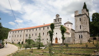 Zadar, 170610.
Danas je Ante Zupan, gradonacelnik Obrovca u pratnji s zupanom Zadarske zupanije Stipom Zrilicem i vise gostiju te zupanijskih duznosnika svecano otvorio vise infrastrukturnih objekata.
Na fotografiji: manastir Krupa
Foto: Vladimir Ivanov /