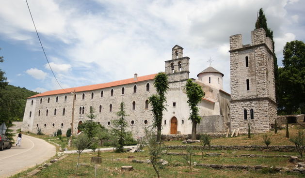 Zadar, 170610.
Danas je Ante Zupan, gradonacelnik Obrovca u pratnji s zupanom Zadarske zupanije Stipom Zrilicem i vise gostiju te zupanijskih duznosnika svecano otvorio vise infrastrukturnih objekata.
Na fotografiji: manastir Krupa
Foto: Vladimir Ivanov /