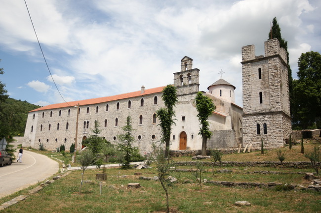Zadar, 170610.
Danas je Ante Zupan, gradonacelnik Obrovca u pratnji s zupanom Zadarske zupanije Stipom Zrilicem i vise gostiju te zupanijskih duznosnika svecano otvorio vise infrastrukturnih objekata.
Na fotografiji: manastir Krupa
Foto: Vladimir Ivanov /