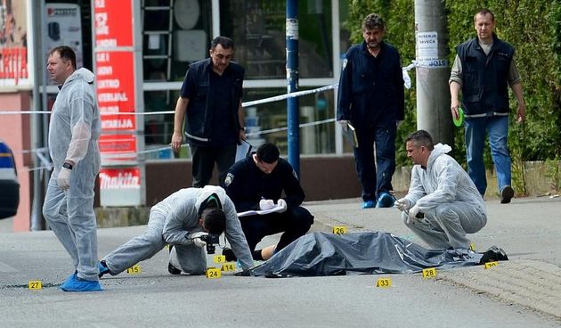 U jutro oko 7.55 sati, u Glavnoj ulici u Sesvetama ubijen je muskarac. Policija obavlja ocevid na mjestu ubosjtva. Photo: Marko Prpic/PIXSELL