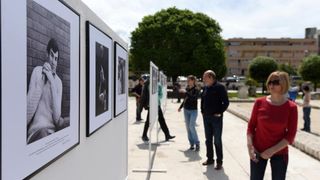 Povodom 20. godisnjice smrti kosarkaskog velikana Krese Cosica, uz humanitarnu prodaju proizvoda po simbolicnima cijenama na Forumu je organizirana izlozba njegovih fotografija, a najmladji su sudjelovali u kosarkaskom turniru. Ljerka Cosic s obitelji. Ph Povodom 20. godisnjice smrti kosarkaskog velikana Krese Cosica, uz humanitarnu prodaju proizvoda po simbolicnima cijenama na Forumu je organizirana izlozba njegovih fotografija, a najmladji su sudjelovali u kosarkaskom turniru. Ljerka Cosic s obitelji. Ph
