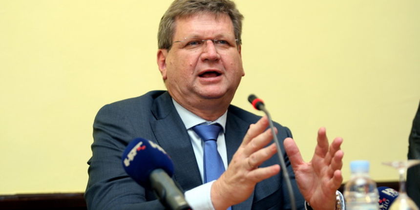 Zadar, 150612.
Ministar rada i mirovinskog sustava prof.dr.sc. Mirando Mrsic sa suradnicima u posjeti je Zadarskoj zupaniji. U Domu Zadarske zupanije odrzao je sastanak sa zupanom Stipom Zrilicem i zadarskim gradonacelnikom Zvonimirom Vrancicem te se sas Zadar, 150612.
Ministar rada i mirovinskog sustava prof.dr.sc. Mirando Mrsic sa suradnicima u posjeti je Zadarskoj zupaniji. U Domu Zadarske zupanije odrzao je sastanak sa zupanom Stipom Zrilicem i zadarskim gradonacelnikom Zvonimirom Vrancicem te se sas