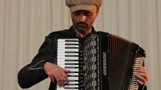 Nekoliko fotografija s književne večeri s Damirom Karakašem. Danas je poznat i priznat hrvatski autor, a nekad je preživljavao na ulicama Pariza svirajući harmoniku…(FOTO: gkzd.hr) Nekoliko fotografija s književne večeri s Damirom Karakašem. Danas je poznat i priznat hrvatski autor, a nekad je preživljavao na ulicama Pariza svirajući harmoniku…(FOTO: gkzd.hr)