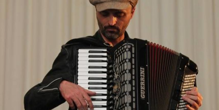 Nekoliko fotografija s književne večeri s Damirom Karakašem. Danas je poznat i priznat hrvatski autor, a nekad je preživljavao na ulicama Pariza svirajući harmoniku…(FOTO: gkzd.hr)