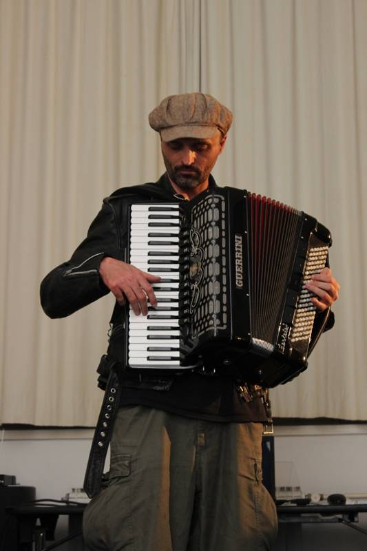 Nekoliko fotografija s književne večeri s Damirom Karakašem. Danas je poznat i priznat hrvatski autor, a nekad je preživljavao na ulicama Pariza svirajući harmoniku…(FOTO: gkzd.hr) Nekoliko fotografija s književne večeri s Damirom Karakašem. Danas je poznat i priznat hrvatski autor, a nekad je preživljavao na ulicama Pariza svirajući harmoniku…(FOTO: gkzd.hr)