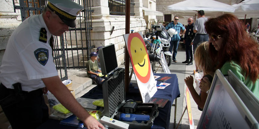 Akcija Zadarske policije i HAK-a: Djeca, prijatelji u prometu Akcija Zadarske policije i HAK-a: Djeca, prijatelji u prometu