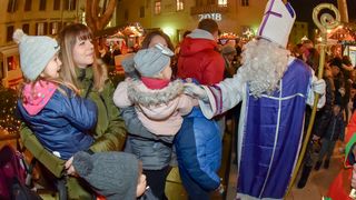 Sv. Nikola s Krampusom i Vilenjakom zabavljao djecu od Kampo Kaštela do Trga Petra Zoranića Sv. Nikola s Krampusom i Vilenjakom zabavljao djecu od Kampo Kaštela do Trga Petra Zoranića