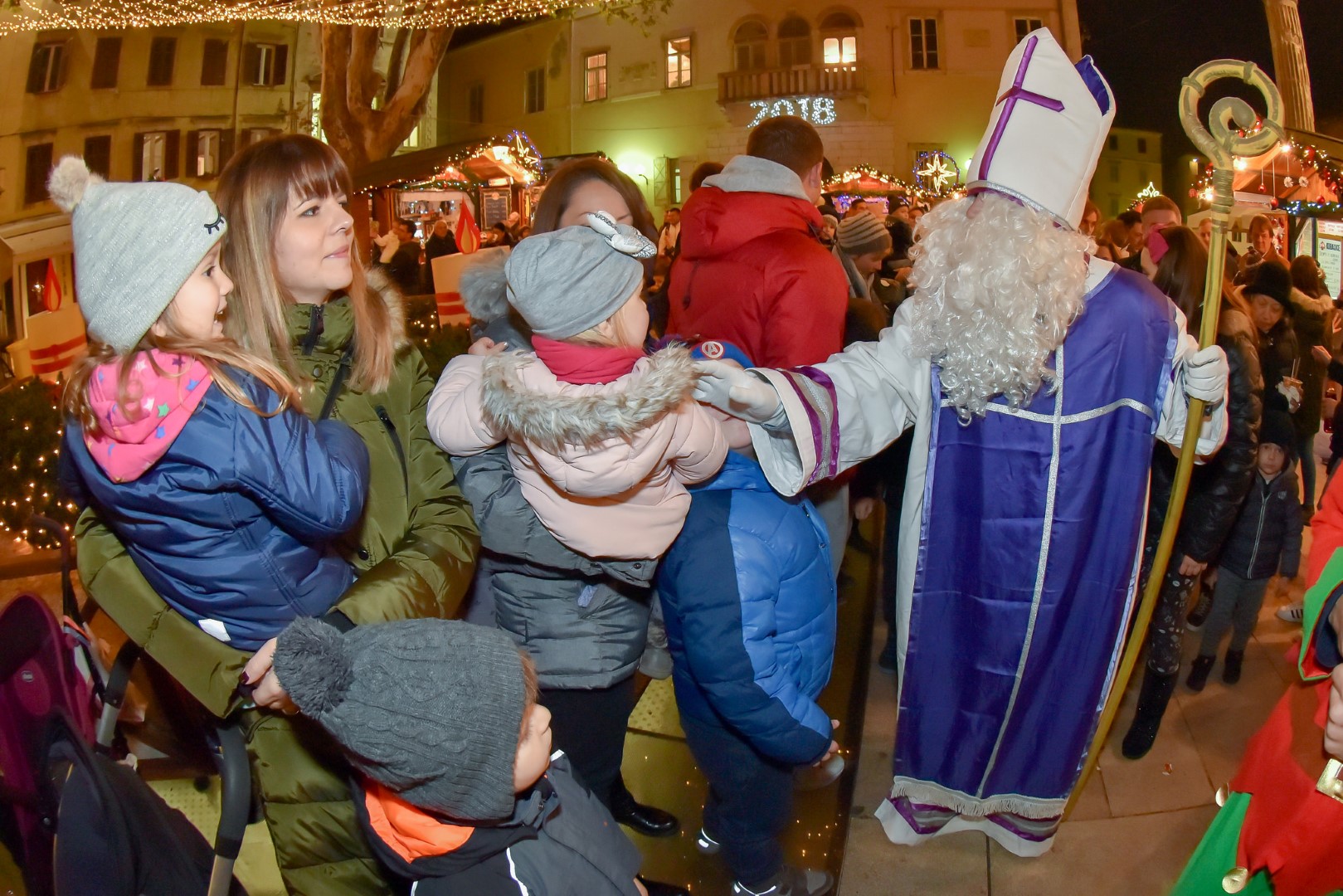 Sv. Nikola s Krampusom i Vilenjakom zabavljao djecu od Kampo Kaštela do Trga Petra Zoranića Sv. Nikola s Krampusom i Vilenjakom zabavljao djecu od Kampo Kaštela do Trga Petra Zoranića