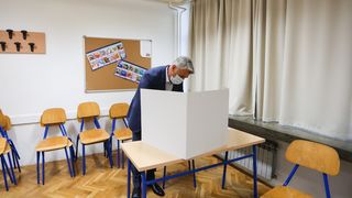 Kandidat za gradonačelnika Marko Vučetić i kandidat za župana Božidar Longin izašli na birališta Kandidat za gradonačelnika Marko Vučetić i kandidat za župana Božidar Longin izašli na birališta