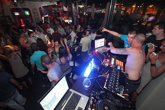 Brandon Morales u Maraschino baru (foto:Saša Čuka) Brandon Morales u Maraschino baru (foto:Saša Čuka)