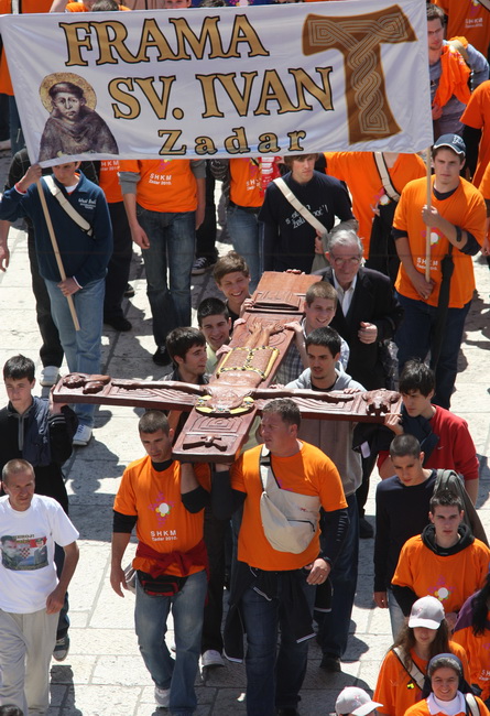 Zadar, 080510.
Zadar je domacin Susreta katolicke mladezi 2010. 
Susret ce trajati dva dana a u njemu ce sudjelovati preko 30.000 mladih iz Hrvatske i svijeta. 
Na slici: procesija s krizem od centra grada do sprtskog centra Visnjik gdje ce se sluziti mis