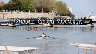 Zadar, 150411.
Jutros je u Zadru na mostu osvanuo veliki transparent podrske generalima, autori transparenta kako pise na njemu je navijacka skupina Tornado.
Foto: Andrija Lucic / Cropix