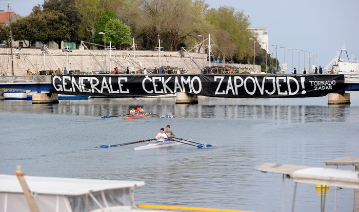 Zadar, 150411.
Jutros je u Zadru na mostu osvanuo veliki transparent podrske generalima, autori transparenta kako pise na njemu je navijacka skupina Tornado.
Foto: Andrija Lucic / Cropix