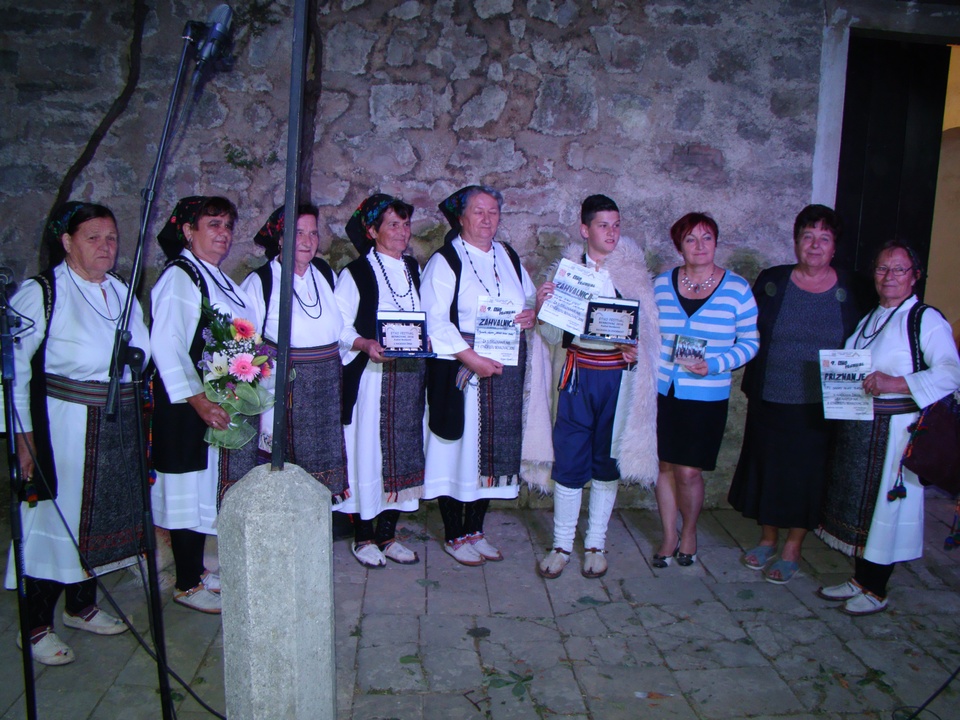 U subotu, 16. srpnja, na Kaštelu Benković u Benkovcu, u sklopu Benkovačkog kulturnog ljeta održan je “9. Etno festival – Benkovac 2016.” U subotu, 16. srpnja, na Kaštelu Benković u Benkovcu, u sklopu Benkovačkog kulturnog ljeta održan je “9. Etno festival – Benkovac 2016.”